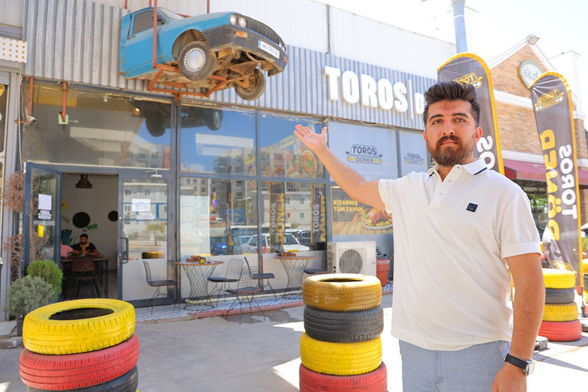 Asrın felaketinde ikiye bölünmüştü... Sağlam kalan yarısını binanın duvarına astı - Resim: 1