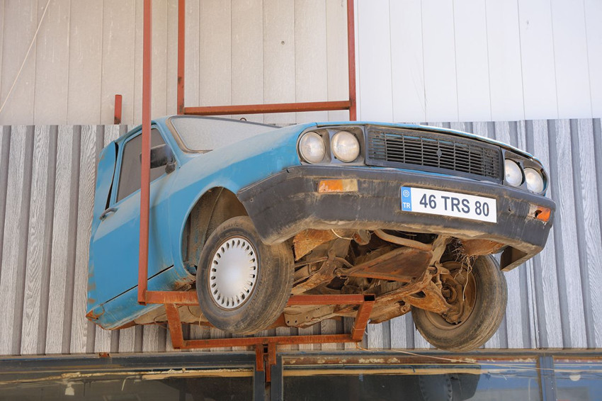 Asrın felaketinde ikiye bölünmüştü... Sağlam kalan yarısını binanın duvarına astı - Resim: 2