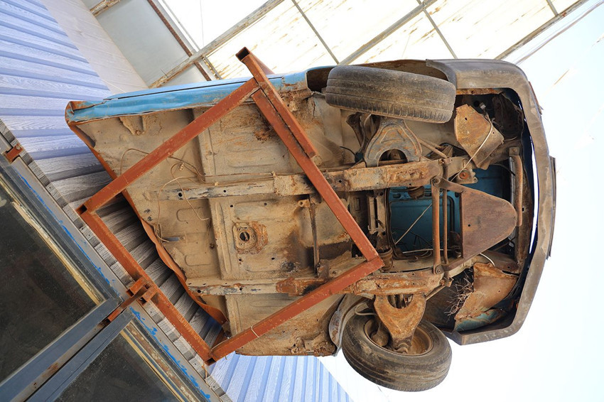 Asrın felaketinde ikiye bölünmüştü... Sağlam kalan yarısını binanın duvarına astı - Resim: 3