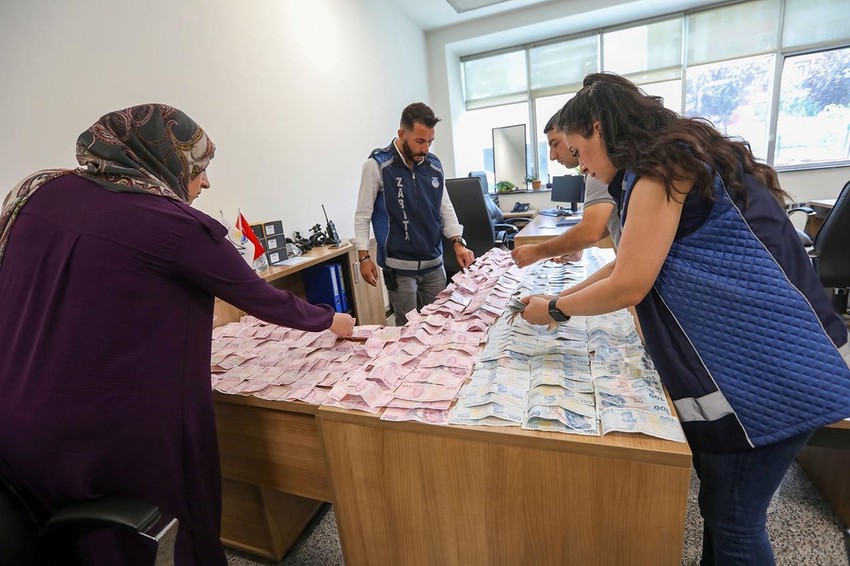 Dilencinin üstünden çıkan paralar say say bitmedi! Para sayma makinesine koydular - Resim: 2