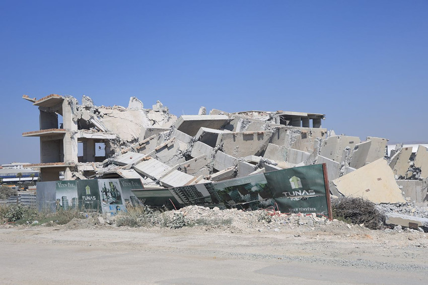 Hatay'da kontrollü yıkım depremi aratmadı: 12 katlı bina toz yığınına dönüştü - Resim: 4