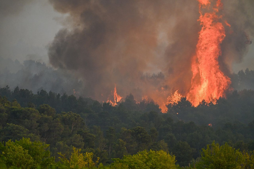 Fransa'da 1949'dan bu yana çıkan en büyük orman yangınıyla mücadele sürüyor - Resim: 1