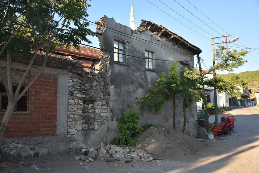 Balıkesir'deki 6,1'lik yıkım havadan görüntülendi - Resim: 2