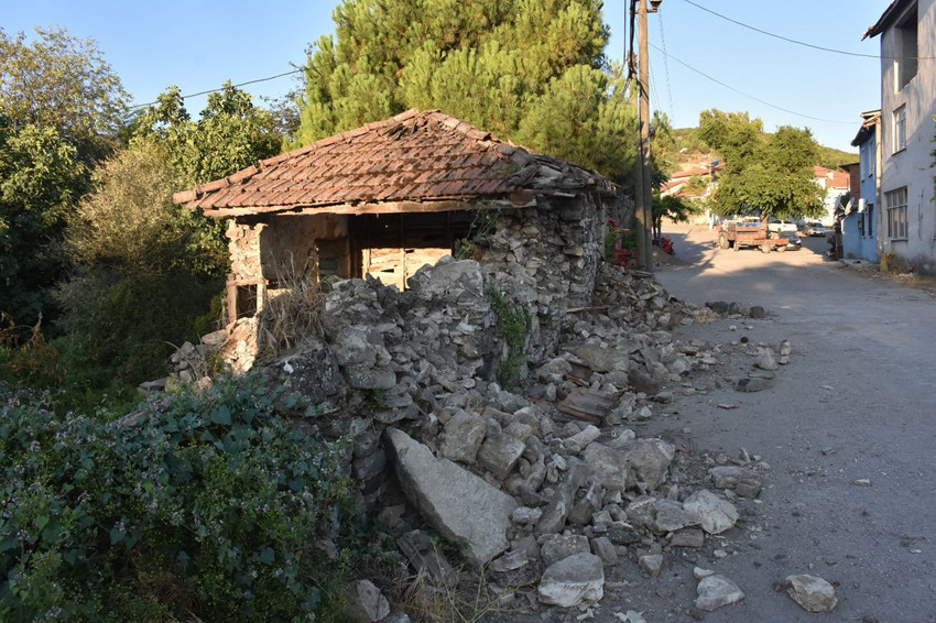 Balıkesir'deki 6,1'lik yıkım havadan görüntülendi - Resim: 1