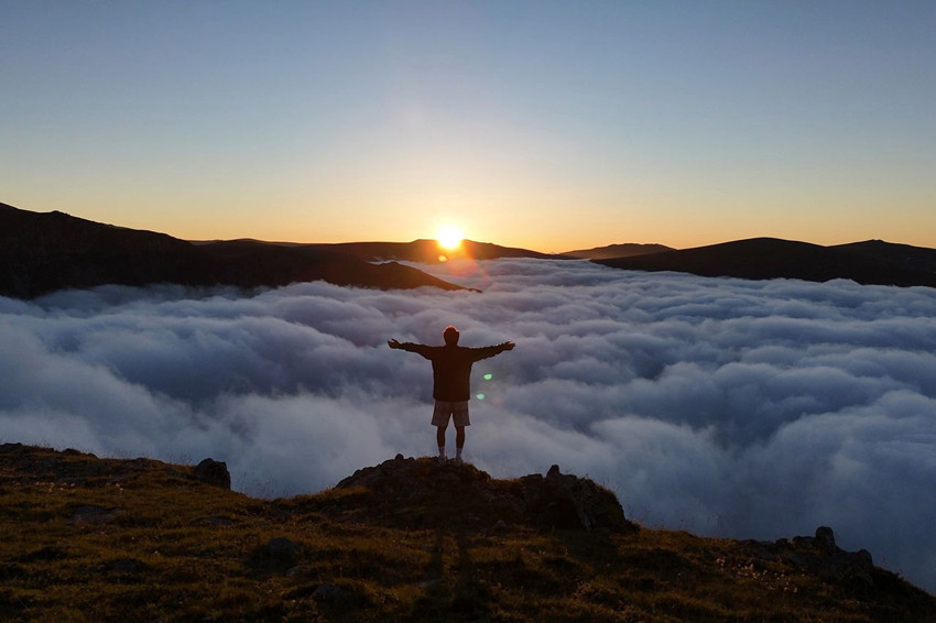 Türkiye'nin zirvesindeki eşsiz bulut denizi kamerada: Gözlerinize inanamayacaksınız - Resim: 1