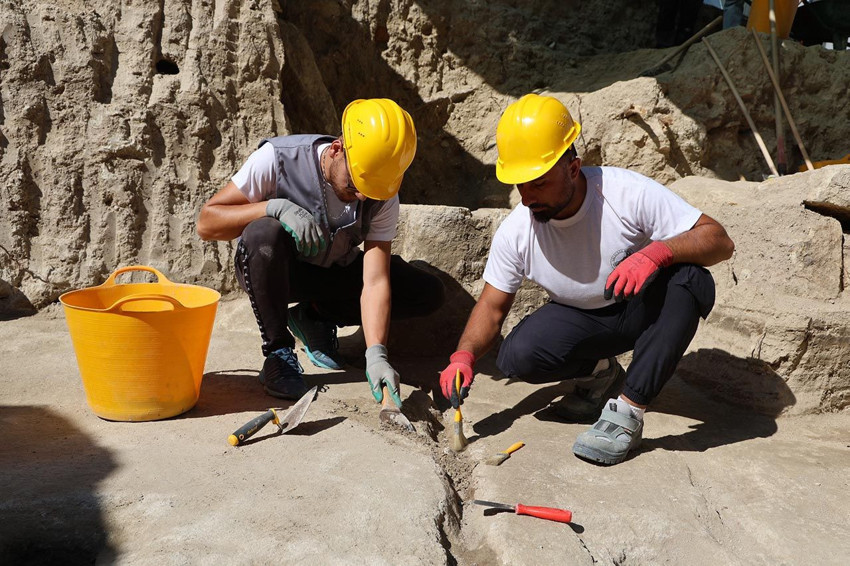 Kapadokya'daki yol çalışmasında işçiler 5 asırlık bir hazine bulundu - Resim: 1