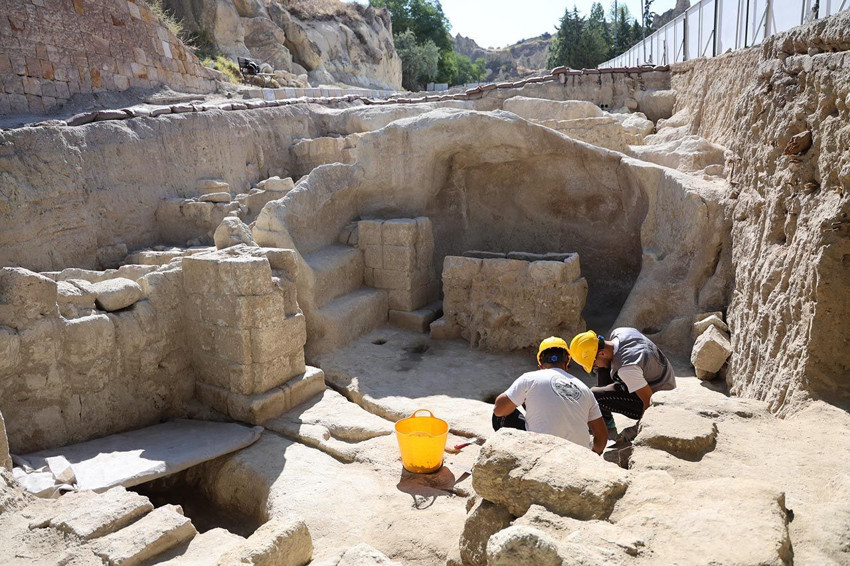 Kapadokya'daki yol çalışmasında işçiler 5 asırlık bir hazine bulundu - Resim: 2