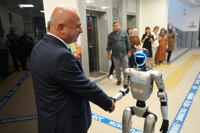 Türkiye'de bir ilk: İnsansı bir robot resmen Türkiye Cumhuriyeti vatandaşı oldu - Resim: 2