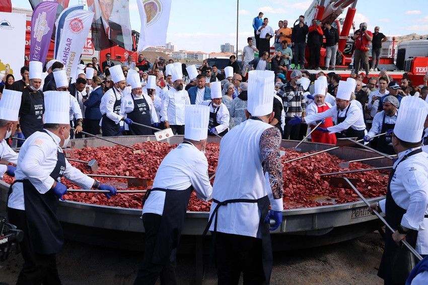 Sucuğun başkentinde sucuklu yumurtayla dünya rekoru kırıldı - Resim: 4