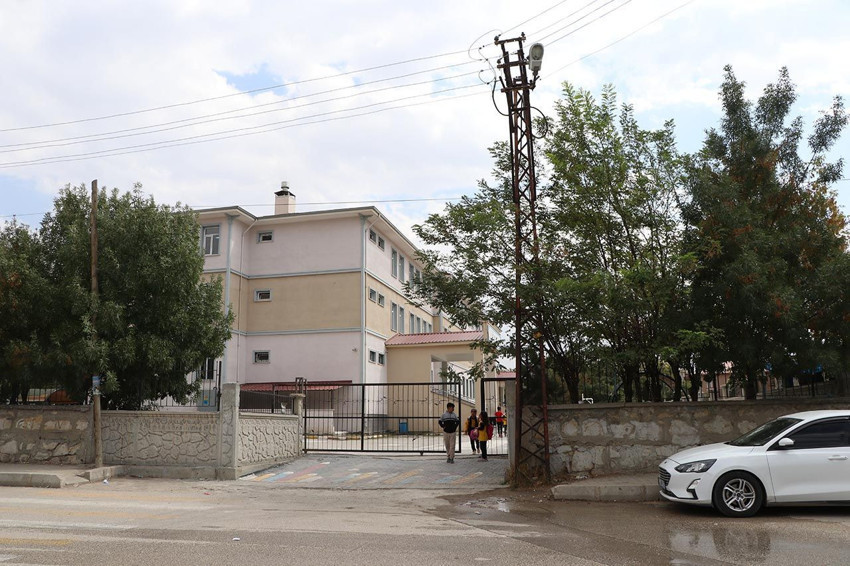 Bıçakla sınıfa girip dehşet saçtı: Yaralılar var - Resim: 2