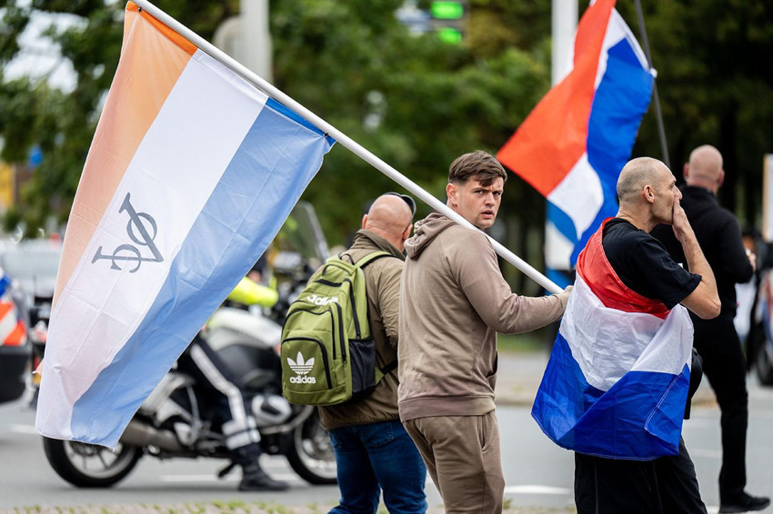 Hollanda'da ''göçmen istemiyoruz'' protestolarında sokaklar savaş alanına döndü - Resim: 1