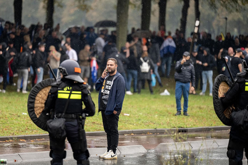 Hollanda'da ''göçmen istemiyoruz'' protestolarında sokaklar savaş alanına döndü - Resim: 3