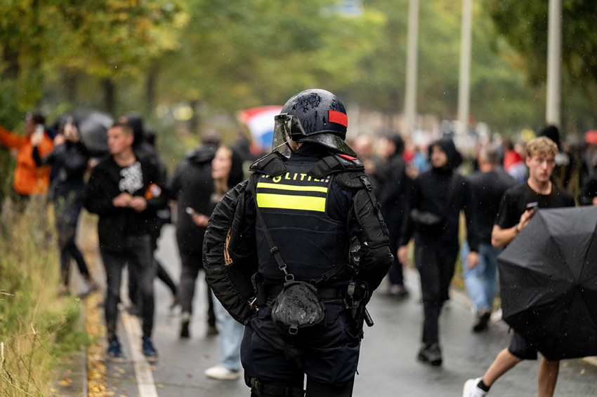 Hollanda'da ''göçmen istemiyoruz'' protestolarında sokaklar savaş alanına döndü - Resim: 4