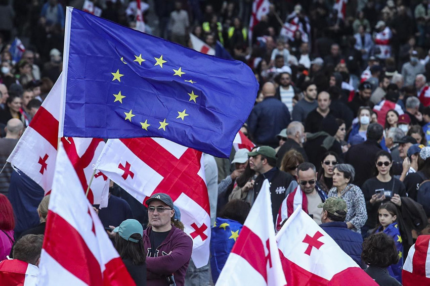 Seçim sonuçlarının ardından komşu ülke karıştı: Cumhurbaşkanlığı Sarayı'na girmeye kalkıştılar - Resim: 1
