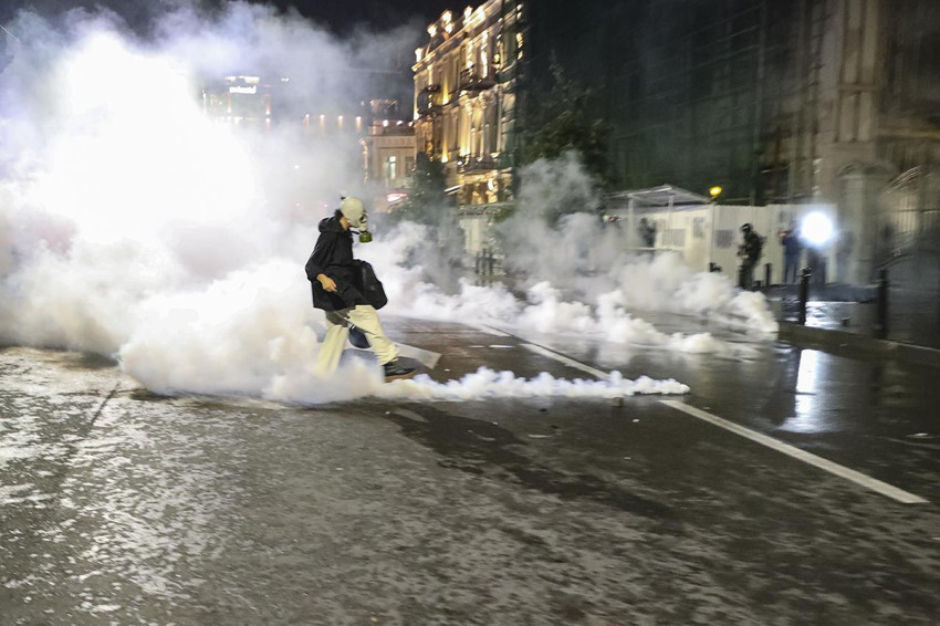 Seçim sonuçlarının ardından komşu ülke karıştı: Cumhurbaşkanlığı Sarayı'na girmeye kalkıştılar - Resim: 3