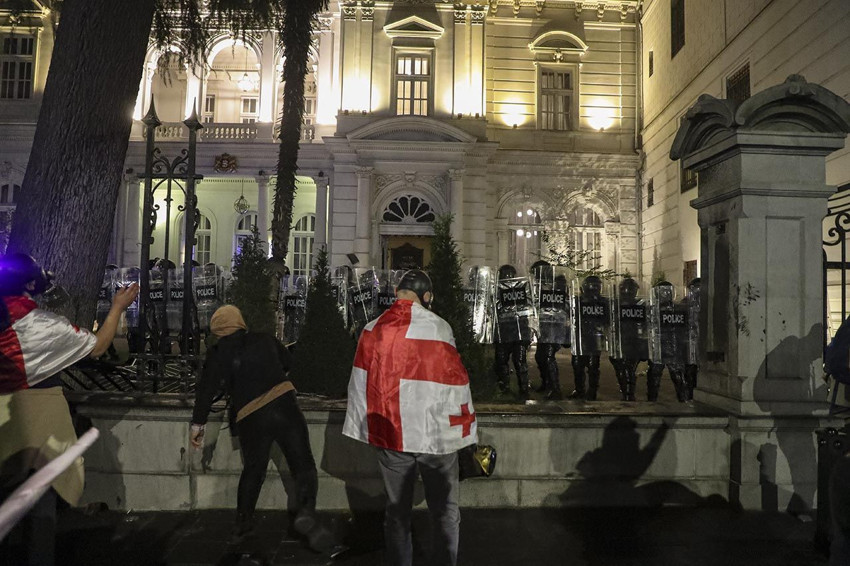 Seçim sonuçlarının ardından komşu ülke karıştı: Cumhurbaşkanlığı Sarayı'na girmeye kalkıştılar - Resim: 4