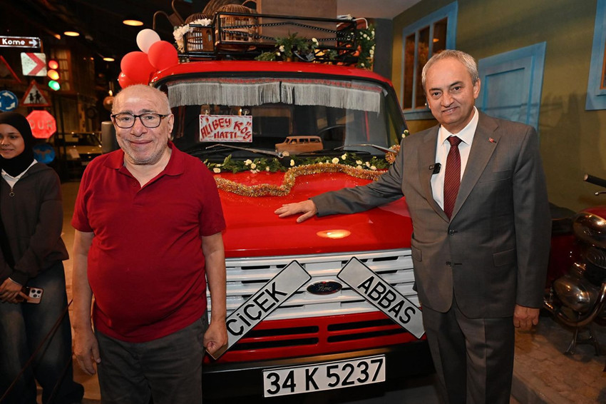 Yeşilçam'ın Çiçek Abbas'ı yıllar sonra unutulmaz filmdeki unutulmaz minibüsüyle buluştu - Resim: 1