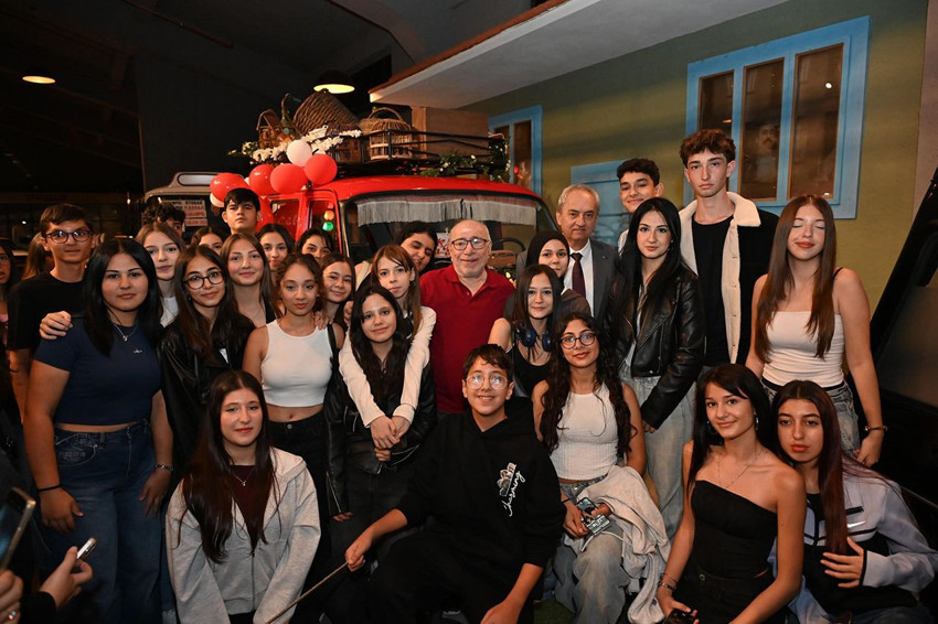 Yeşilçam'ın Çiçek Abbas'ı yıllar sonra unutulmaz filmdeki unutulmaz minibüsüyle buluştu - Resim: 2