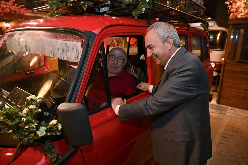 Yeşilçam'ın Çiçek Abbas'ı yıllar sonra unutulmaz filmdeki unutulmaz minibüsüyle buluştu - Resim: 3