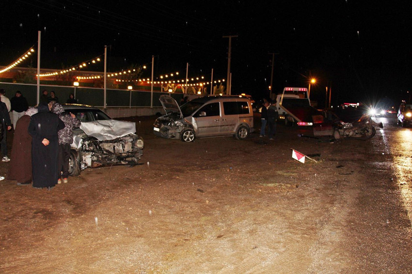 3 aracın karıştığı kazada ortalık savaş alanına döndü: Yaralılar var - Resim: 4