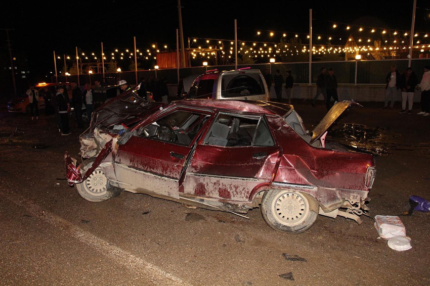 3 aracın karıştığı kazada ortalık savaş alanına döndü: Yaralılar var - Resim: 2