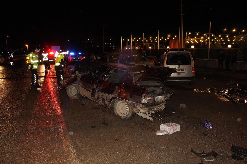 3 aracın karıştığı kazada ortalık savaş alanına döndü: Yaralılar var - Resim: 1