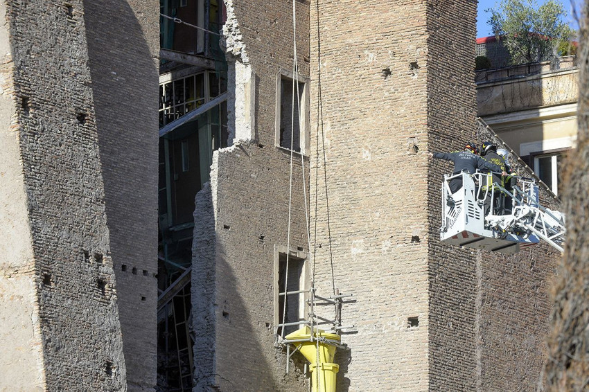 Orta çağdan kalma tarihi kule restorasyon çalışmaları sırasında çöktü! - Resim: 4