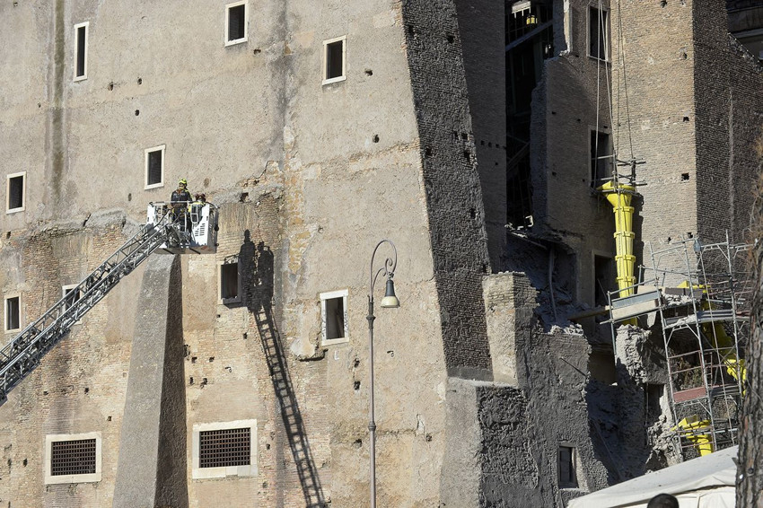 Orta çağdan kalma tarihi kule restorasyon çalışmaları sırasında çöktü! - Resim: 2