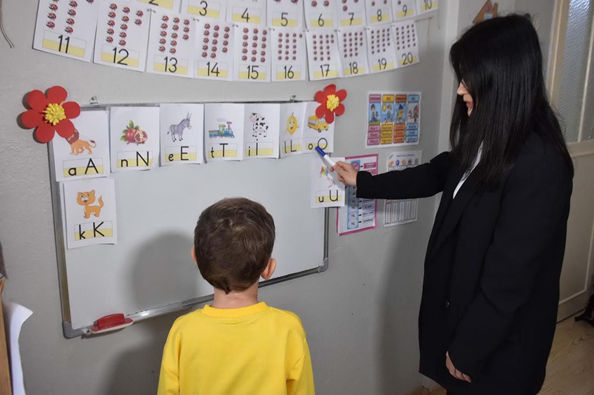 Kemoterapi gördüğü için okula gidemeyen minik Ahmet okuma yazmayı böyle öğreniyor - Resim: 3