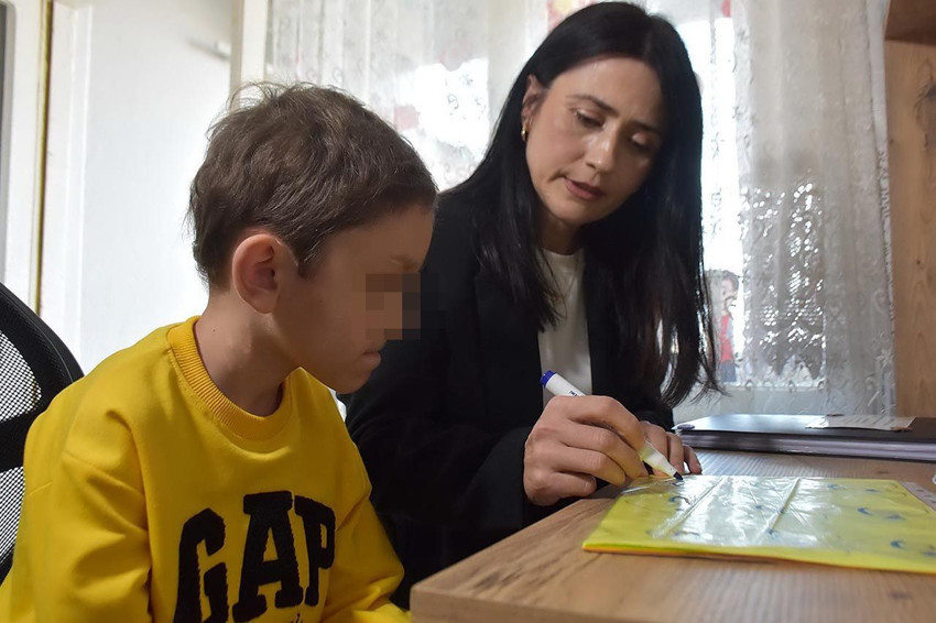 Kemoterapi gördüğü için okula gidemeyen minik Ahmet okuma yazmayı böyle öğreniyor - Resim: 2