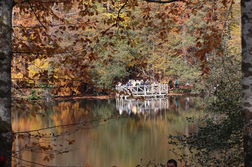 Türkiye'nin sonbahar manzarasıyla büyüleyen cennetine ziyaretçi akını - Resim: 4
