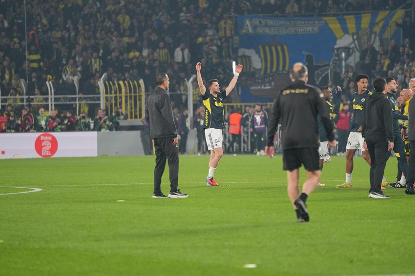 Fenerbahçe-Galatasaray derbisi başlamadan saha karıştı! - Resim: 3