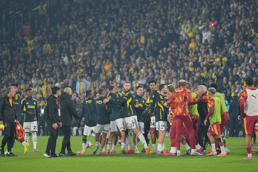 Fenerbahçe-Galatasaray derbisi başlamadan saha karıştı! - Resim: 2