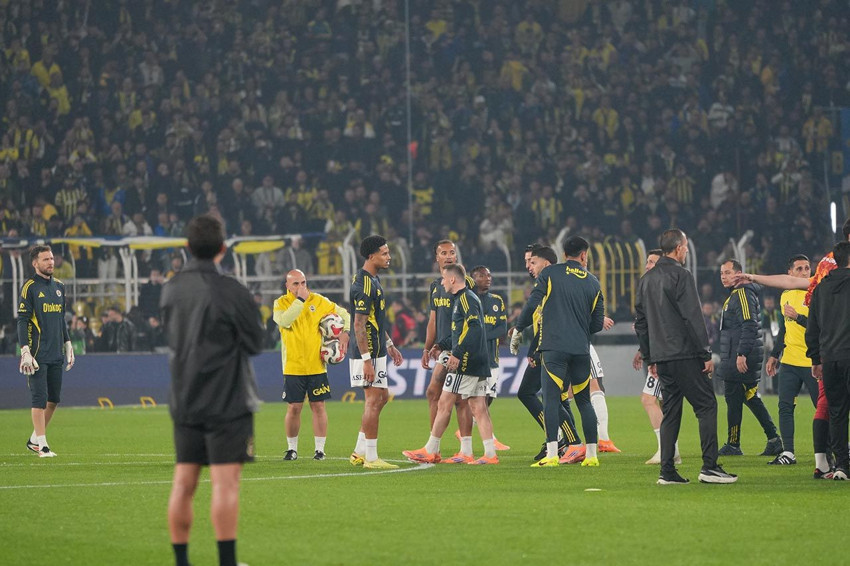 Fenerbahçe-Galatasaray derbisi başlamadan saha karıştı! - Resim: 4