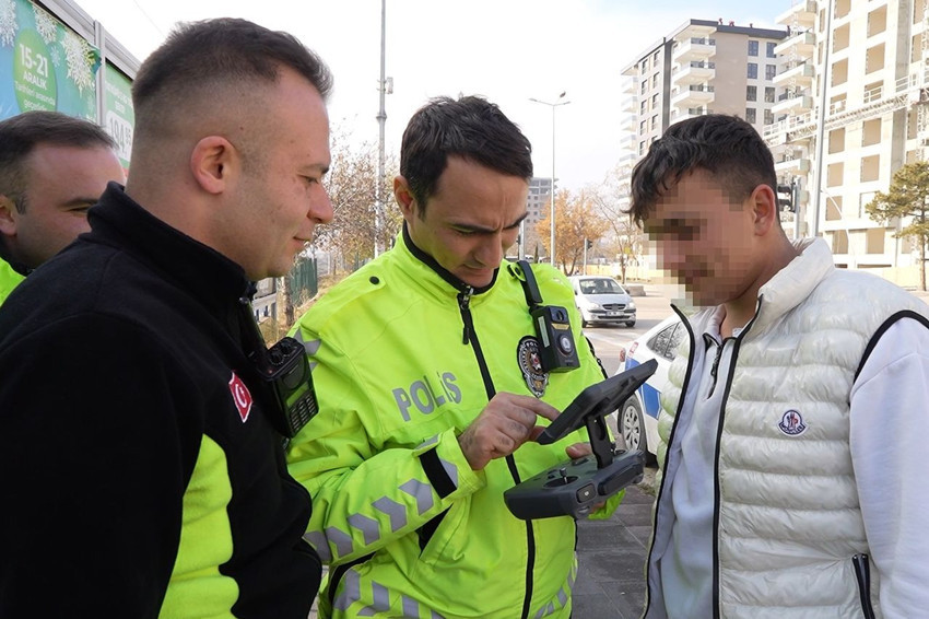 Yolcu kapısından kaçmaya çalışan ehliyetsiz genç, polisten kaçtı, ''dron''dan kaçamadı - Resim: 4