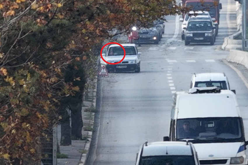 Yolcu kapısından kaçmaya çalışan ehliyetsiz genç, polisten kaçtı, ''dron''dan kaçamadı - Resim: 2