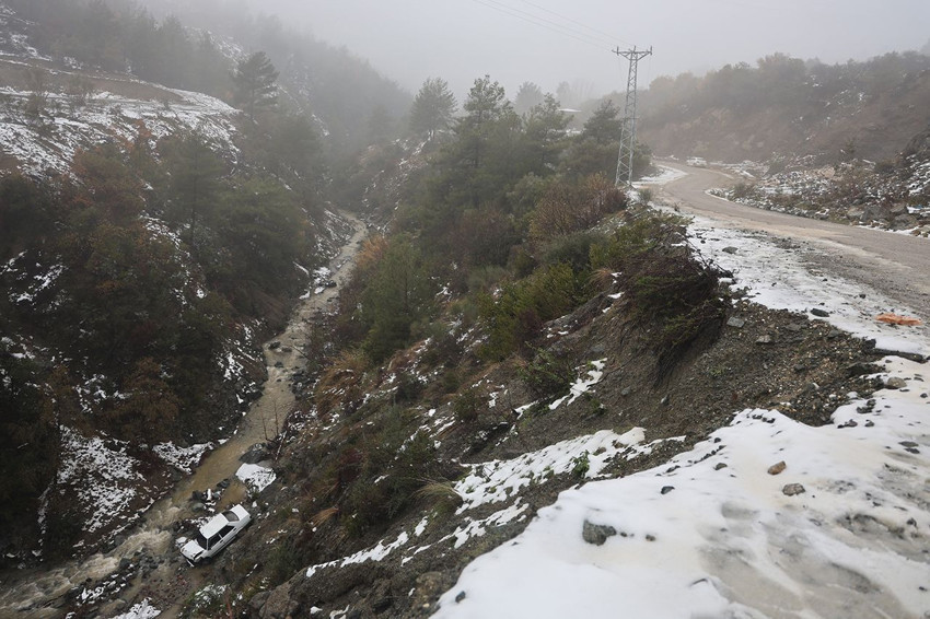 Metrelerce yüksekten dereye uçan otomobilden son anda atlayarak kurtuldu - Resim: 2