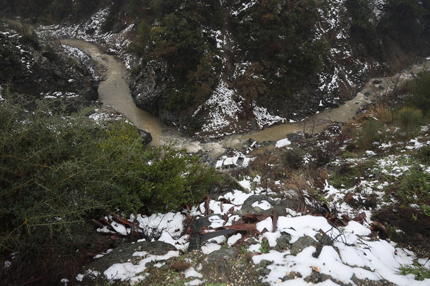 Metrelerce yüksekten dereye uçan otomobilden son anda atlayarak kurtuldu - Resim: 4