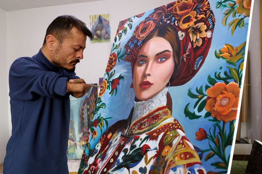 İki eli de yok ama o dirsekleriyle hayata tutunmayı başarıp siparişlere yetişemez hale geldi - Resim: 2