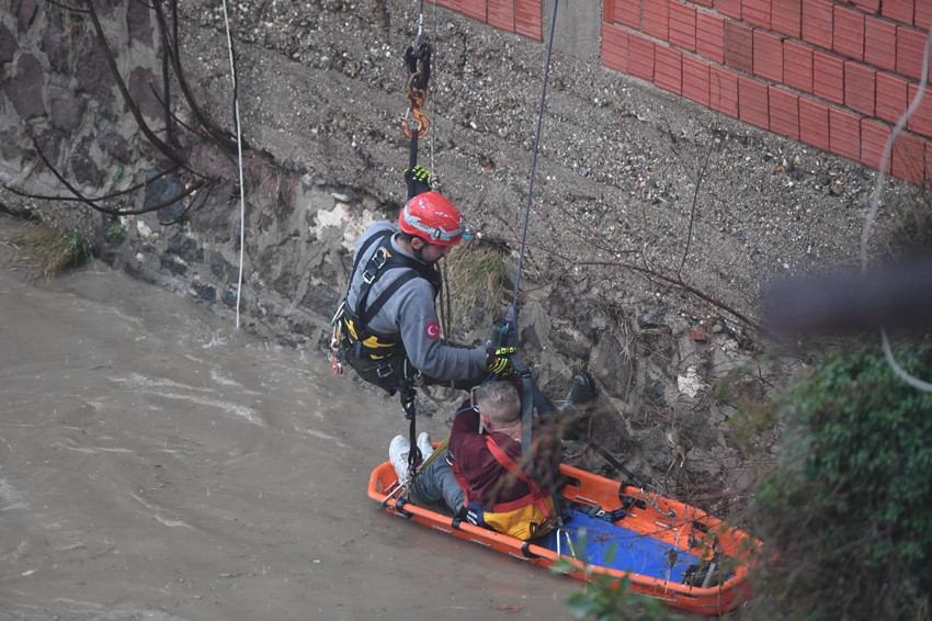 Sağanak yağmurda zamana karşı ölüm kalım savaşı kamerada! - Resim: 2
