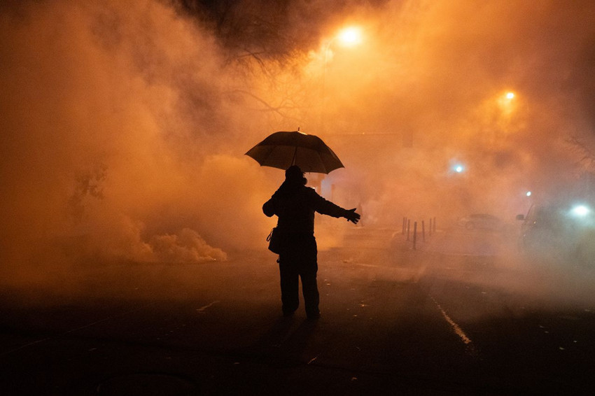 ABD'de ajanlar ''eli silahlı göçmen'' deyip ABD'li bir hemşireyi vurdu, sokaklar savaş yerine döndü - Resim: 3