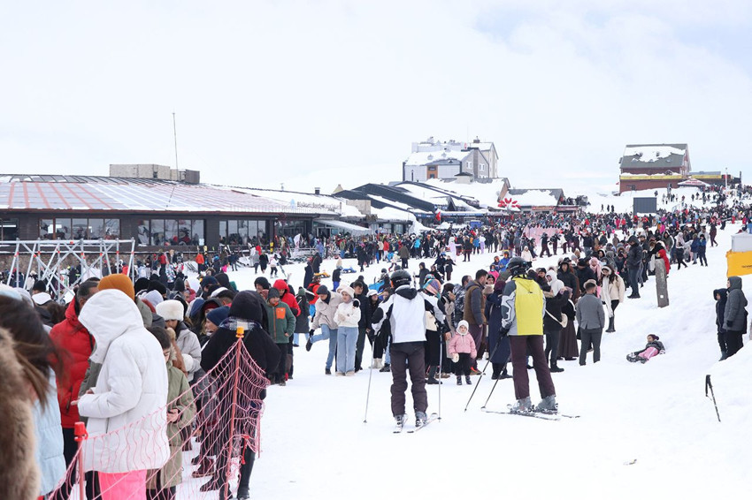 Türkiye'nin bembeyaz cennetine önce kar, sonra insan yağdı: Karda adım atacak yer kalmadı - Resim: 3