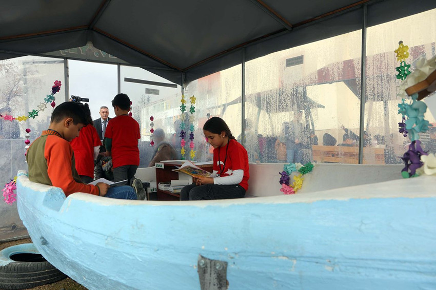 Nehir kenarındaki atıl tekne ilkokul öğrencilerine kütüphane oldu... - Resim: 3