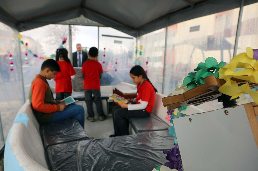 Nehir kenarındaki atıl tekne ilkokul öğrencilerine kütüphane oldu... - Resim: 4