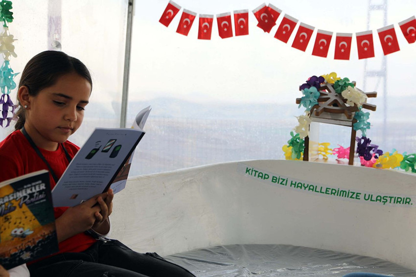 Nehir kenarındaki atıl tekne ilkokul öğrencilerine kütüphane oldu... - Resim: 2