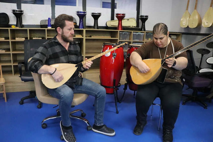 Görme engeli ona engel olamadı! Yüzde 90 görme engeline rağmen tam 4 üniversite bitirmeyi başardı - Resim: 2