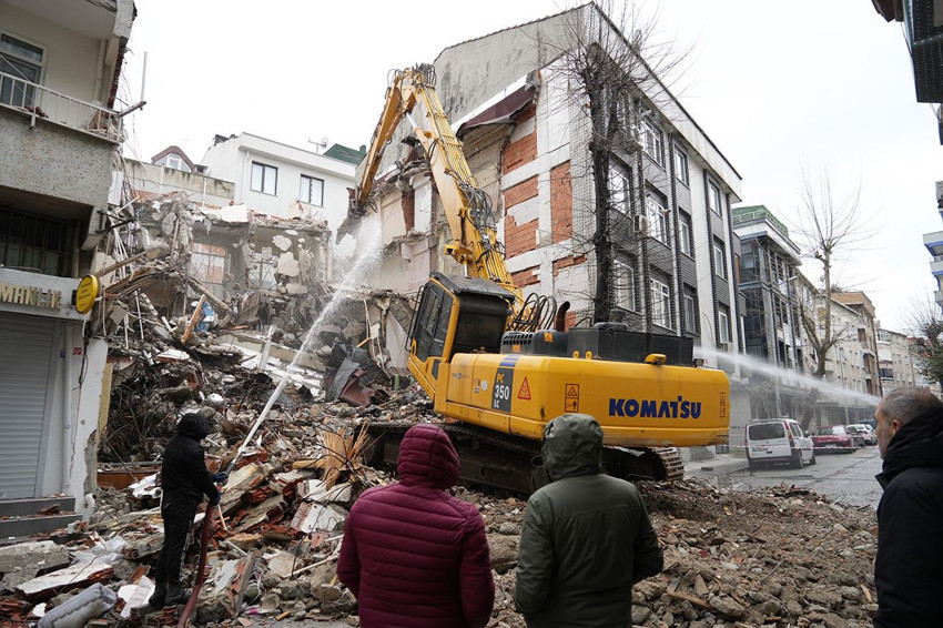 İstanbul'daki kentsel dönüşüm yıkımında facianın eşiğinden dönüldü: Kepçe komşunun salonuna daldı! - Resim: 3