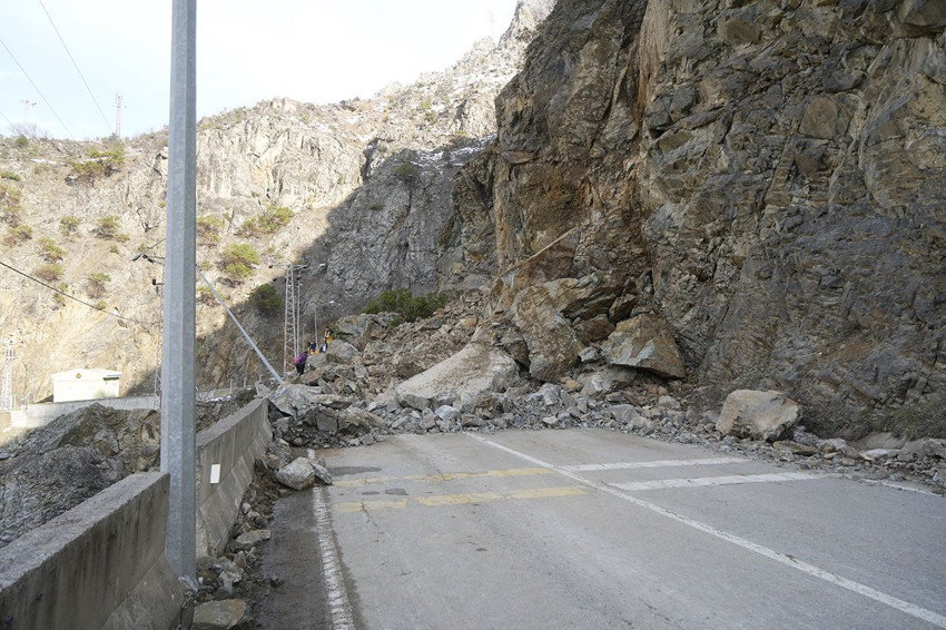 Karadeniz'de heyelan! Dev kayalar karayolunu trafiğe kapattı - Resim: 2