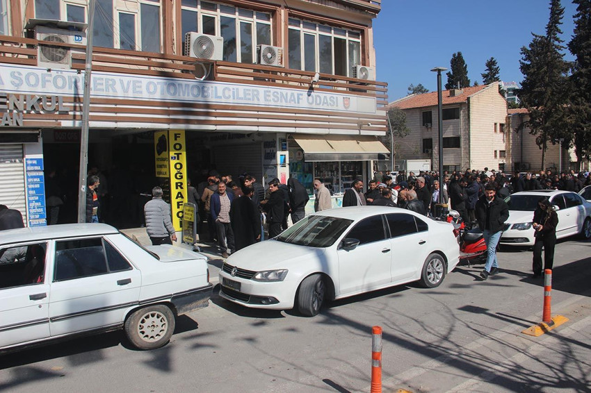 Pide kuyruğu değil, plaka değişim kuyruğu! Yeni cezaları duyan soluğu burada aldı - Resim: 3