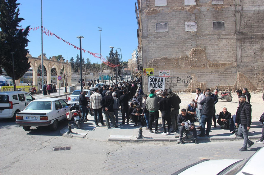 Pide kuyruğu değil, plaka değişim kuyruğu! Yeni cezaları duyan soluğu burada aldı - Resim: 4